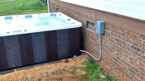 how much does it cost for an electrician to hook up a hot tub